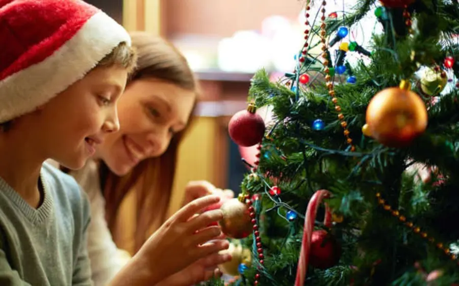 Las decoraciones navideñas sirven para comunicar "amabilidad y cohesión" con los vecinos, amigos o familiares.