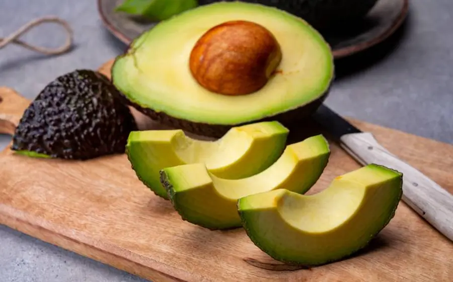 Señalan que cultivar aguacates deja una enorme huella de carbono y requieren 230 litros de agua cada uno para crecer. 