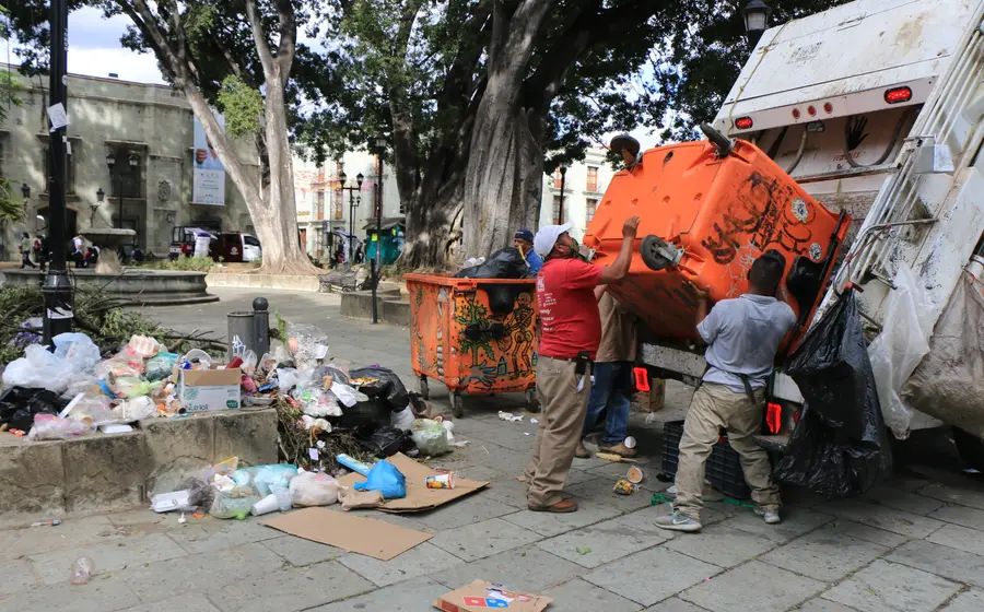 Recolección de basura en el centro de Oaxaca