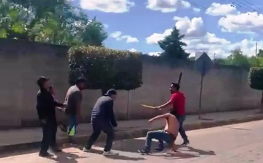 Personas con machetes