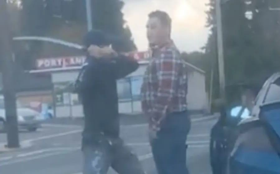 El supuesto 'samurái' brinca y ondea su arma mientras trata de intimidar a su contrincante que lo ve retador.
