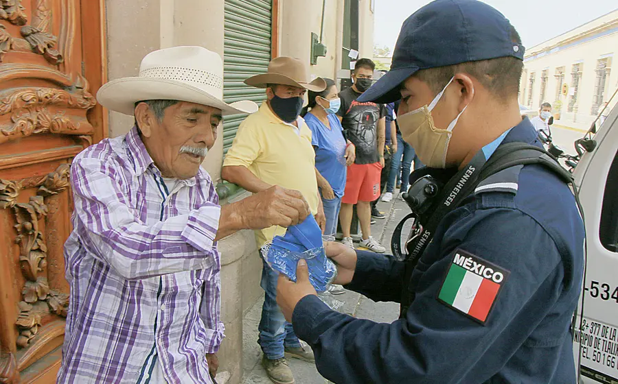 Oaxaca es uno de los tres estados del país que no cuentan con datos o elementos del número de servidores públicos que fallecieron en 2020 a causa del coronavirus. (Archivo Mario Jiménez Leyva) 