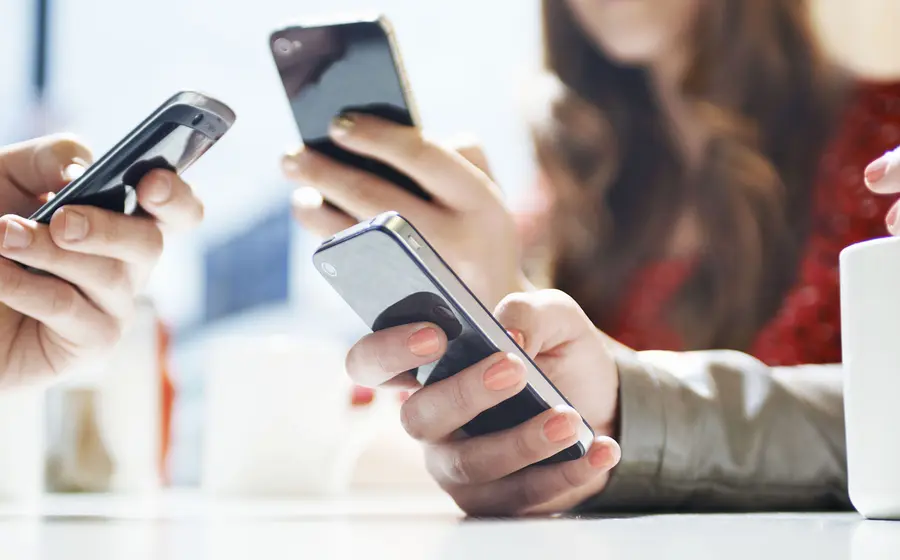 Especialistas afirman que antes de los 16 años no es recomendable que un niño tenga un teléfono móvil.