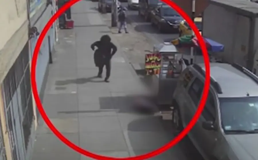 La niña afectada se encontraba con su mamá quien vende jugos en un puesto callejero cuando sufrió el brutal ataque.