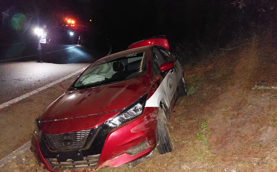 Taxista se sale de la carretera