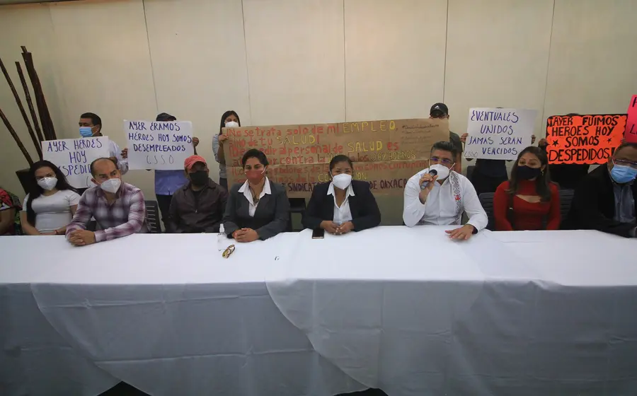 Trabajadores de salud en mesa de debate
