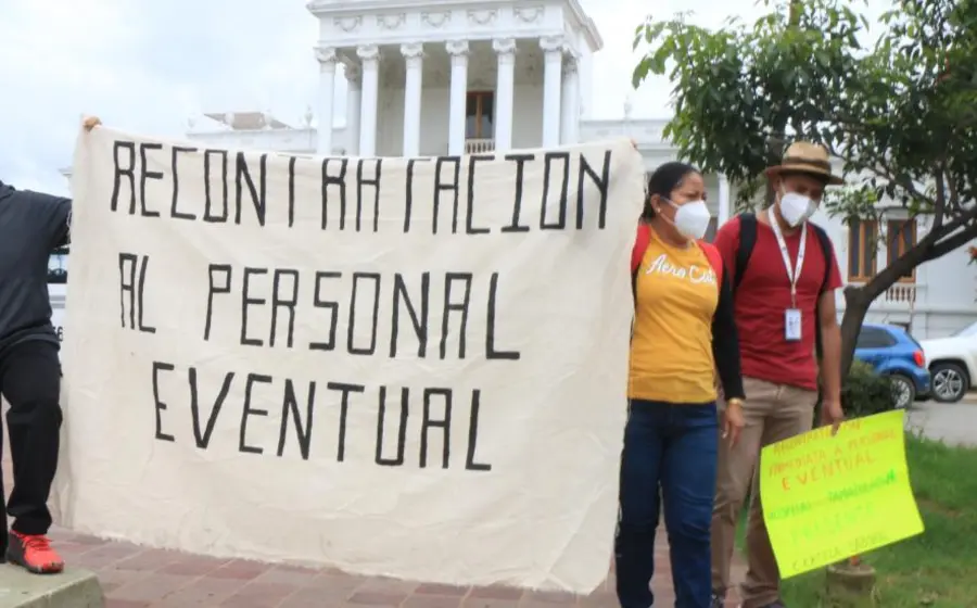 Protestan trabajadores de salud