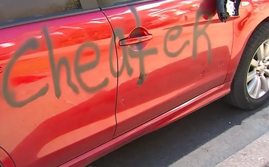 La dueña de la camioneta asegura no conocer a ningún Mike y mucho menos quién pudo vandalizar su carro.
