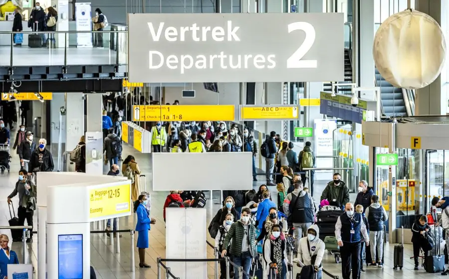Se confirmó que hasta ahora 13 personas que llegaron a Holanda en vuelos desde Sudáfrica, el viernes, dieron positivo a ómicron