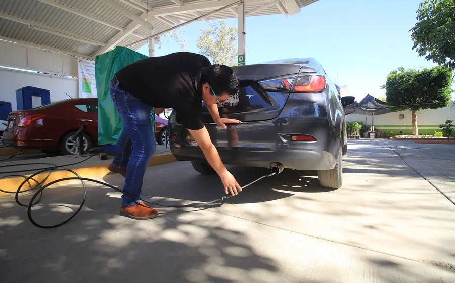 Persona haciendo verificación vehicular