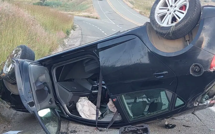 El auto compacto quedó con daños cuantiosos.