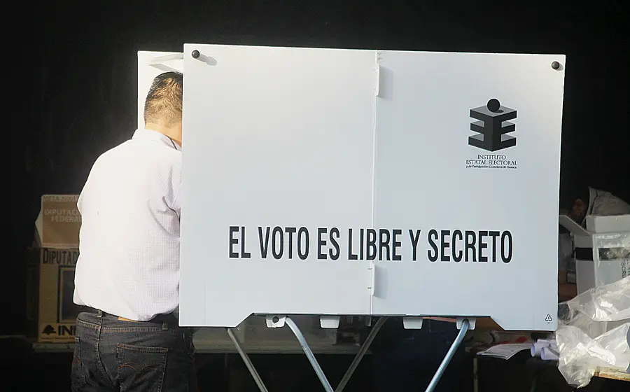 Ciudadano en la urna de voto 
