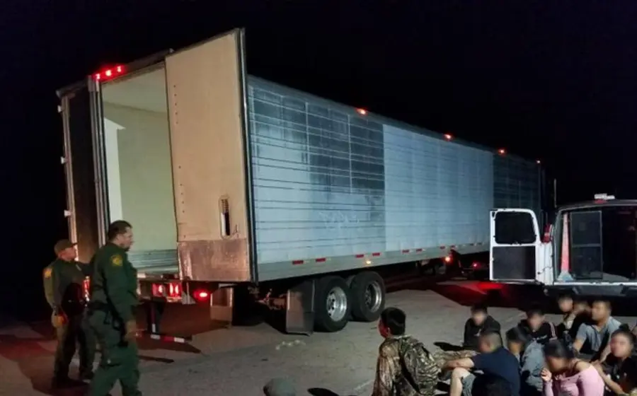 Las seis cajas para tráileres, con migrantes, fueron abandonadas cuando eran trasladadas hacia la frontera con Estados Unidos.