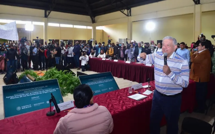  López Obrador reafirmó el compromiso de continuar la entrega de apoyos a las y los afectados por el paso del huracán Grace, de manera directa y sin excluir a ningún damnificado. (Agencias)