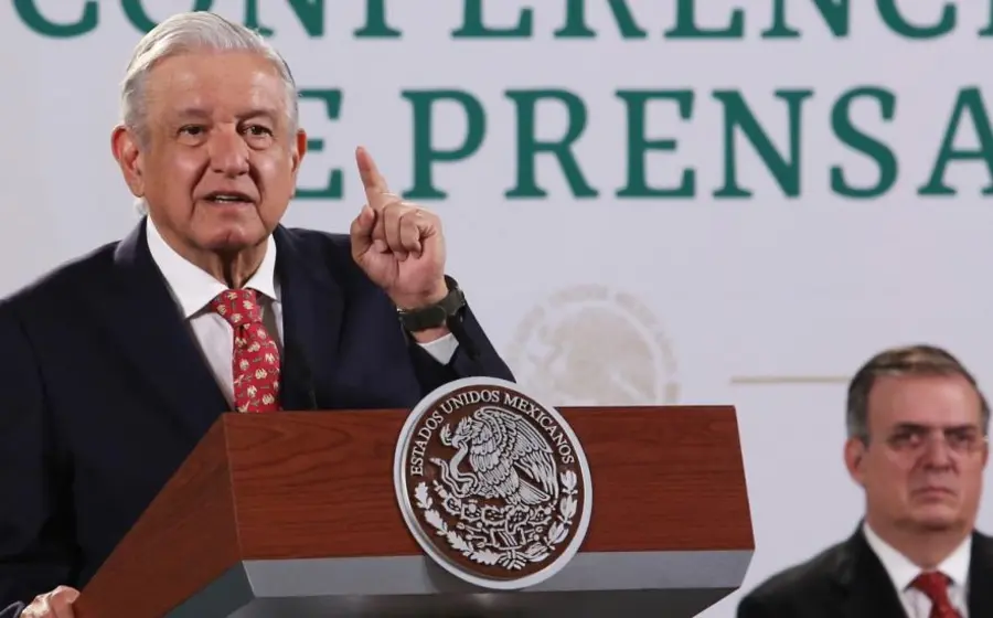 AMLO hablando en micrófono
