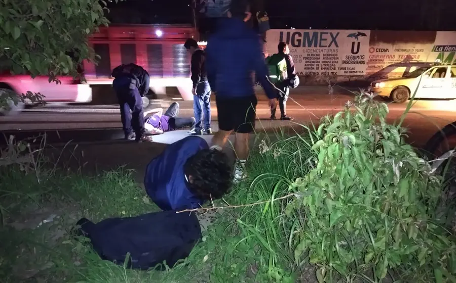 Los dos ocupantes de la motocicleta resultaron lesionados.