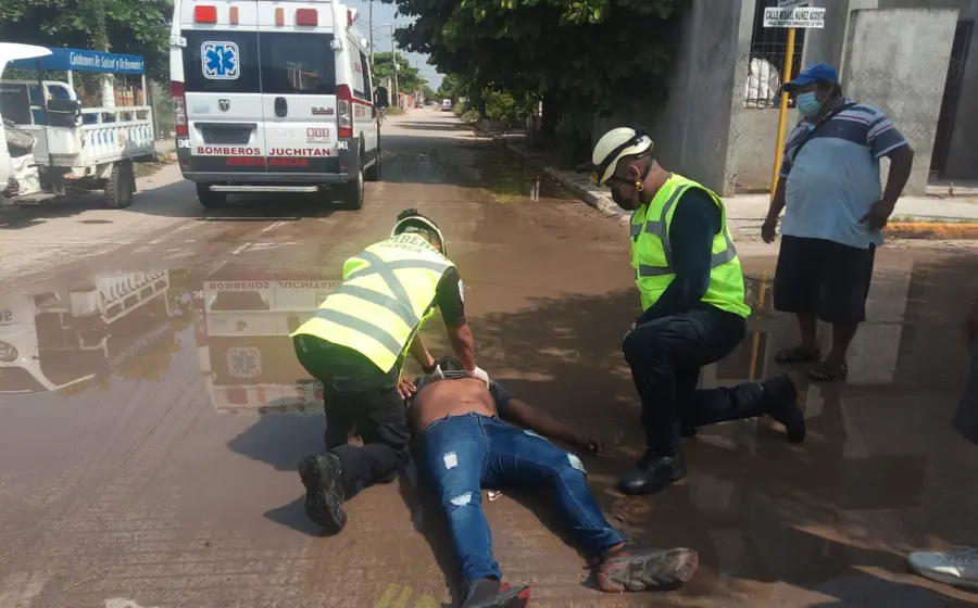 Los testigos señalaron que se había suscitado un percance entre esta motocicleta y una camioneta particular.