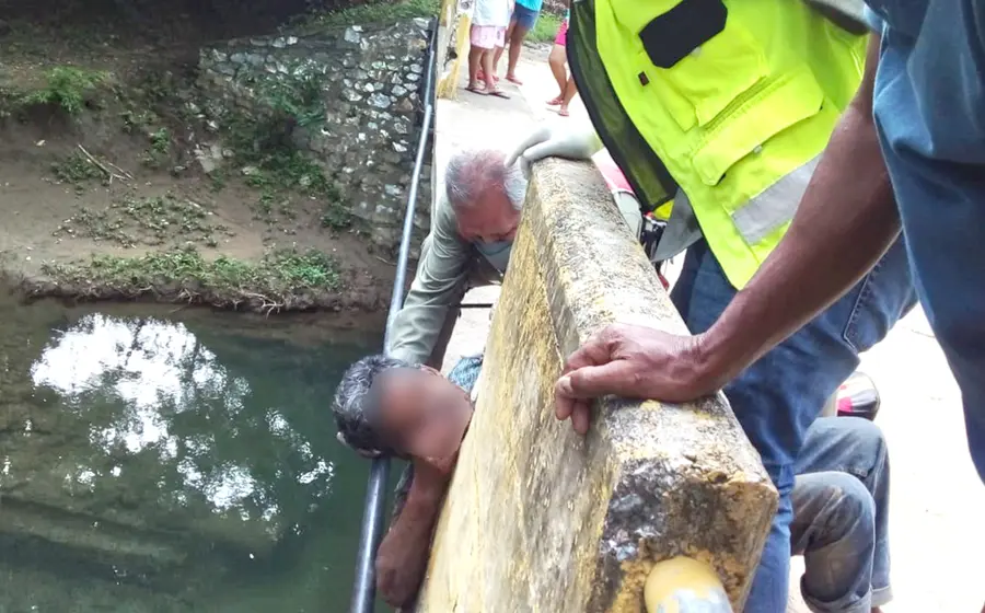  Los vecinos descubrieron al humilde adulto mayor derribado en el puente, con la varilla atravesada en el cuello.