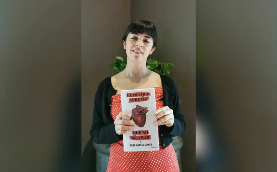 Aura García con su libro en mano.