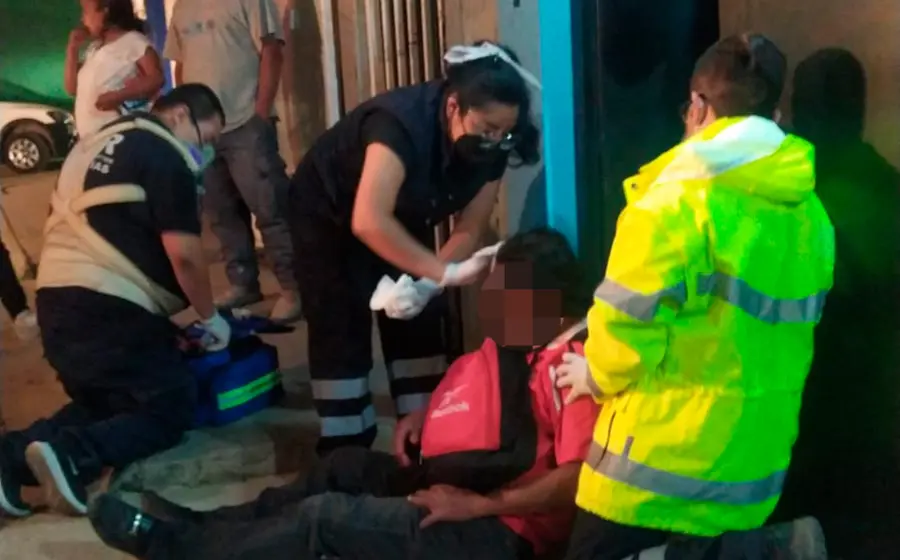 Los paramédicos procedieron a brindarle los primeros auxilios y fue trasladado al hospital.