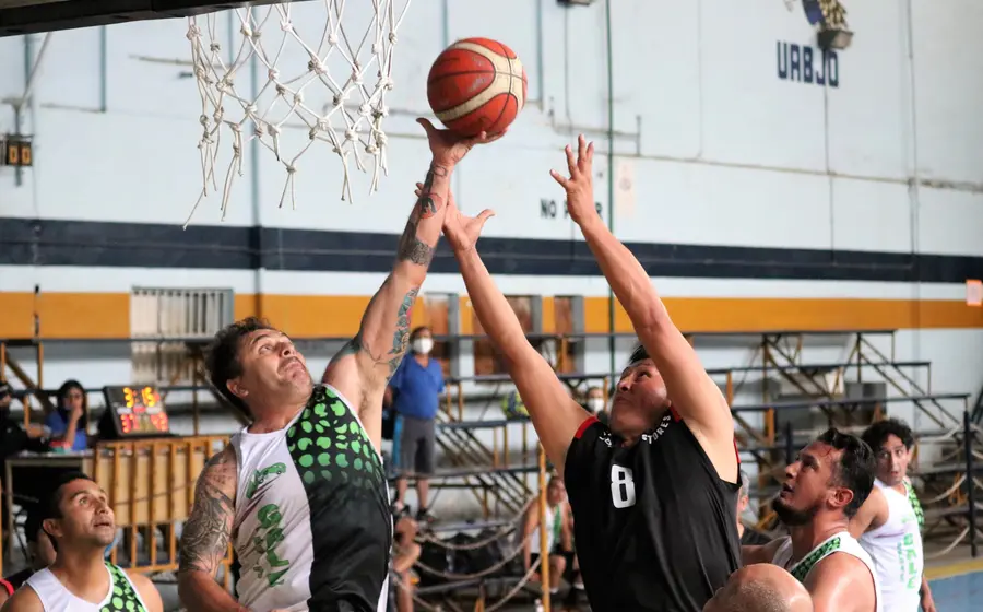 Basquetbolistas jugando