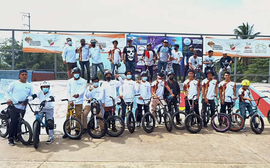 Ciclistas posando
