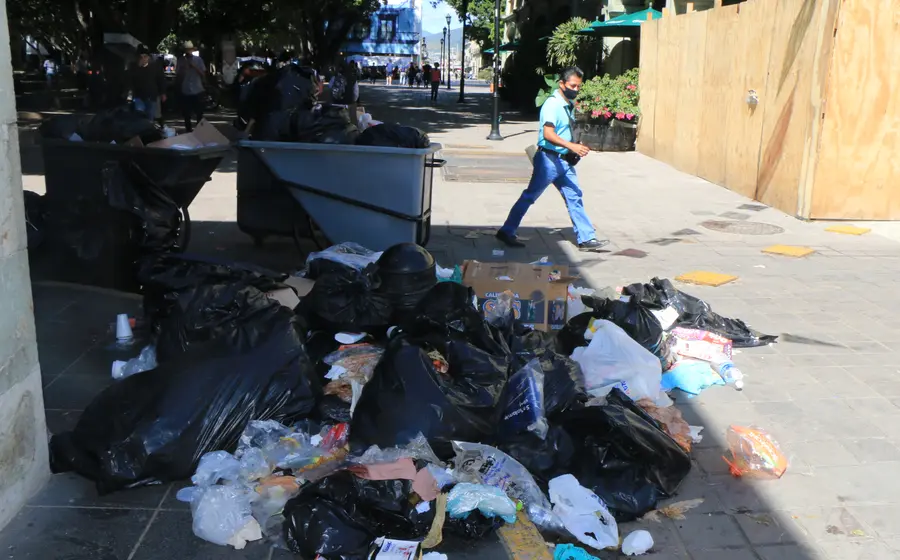  Desde septiembre se suspendió el servicio de recolección de basura en la capital debido a la falta de pago mensual por la renta de 40 camiones recolectores, por lo que la ciudadanía comenzó a sacar su basura a la calle.  (Mario Jiménez Leyva)