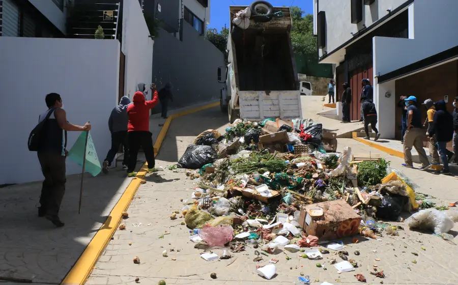 Los manifestantes tiraron basura frente a la casa del edil de Oaxaca de Juárez. (Mario Jiménez Leyva) 