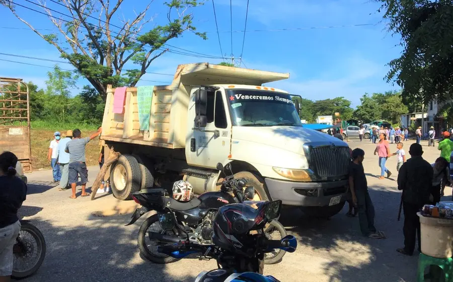 Pobladores de San Antonio Tepetlapa bloquearon la carretera Pinotepa-Acapulco.