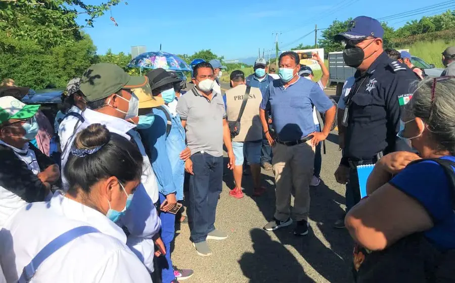  Luego de tres días de bloqueo, autoridades de Puerto Escondido dialogaron con los manifestantes.