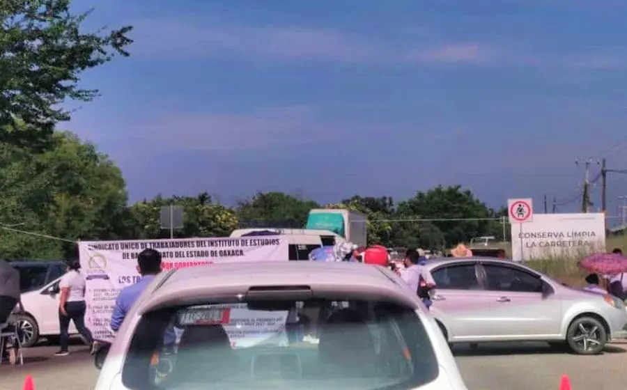 Con una enorme lona que atravesaron sobre la carretera federal, los manifestantes impidieron el tránsito vehicular en ambos carriles.