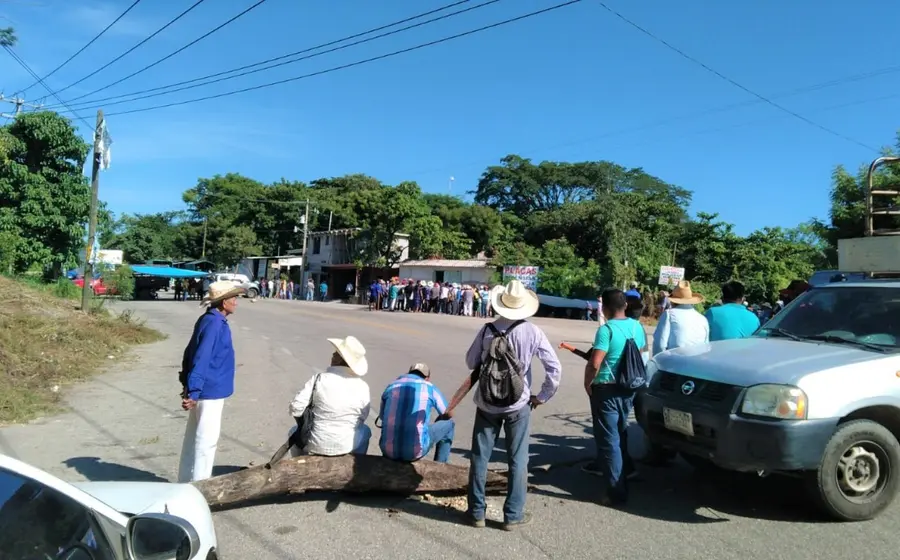Por segundo día, los pobladores cerraron la carretera que va hacia Acapulco.