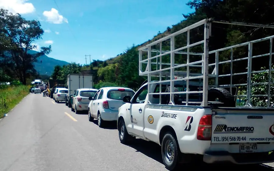El bloqueo provocó largas filas de autos en la carretera Huajuapan-Juxtlahuaca.