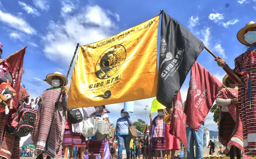 El CIPO-RFM se concentró en la fuente de Las Ocho Regiones y posteriormente se manifestó en una marcha de pies cansados al centro de la ciudad. (Mario Jiménez Leyva)