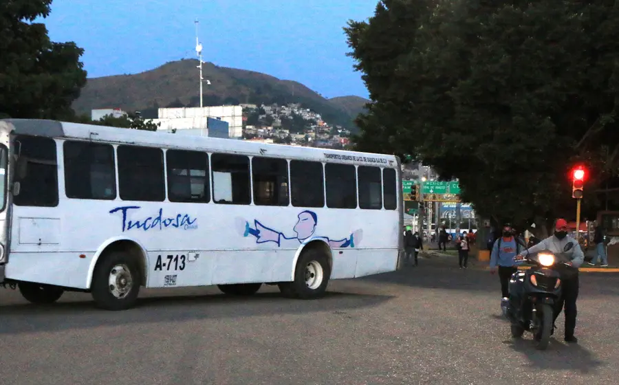  Este martes, los bloqueos realizados en la capital del estado por distintos grupos sociales ocasionó que el sector transportista parara el 60% de su flotilla en circulación. (Mario Jiménez Leyva)