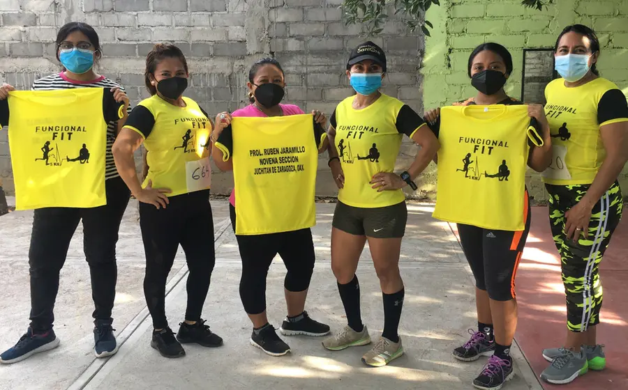Integrantes del Funcional Fit posaron con la prenda alusiva a la competencia