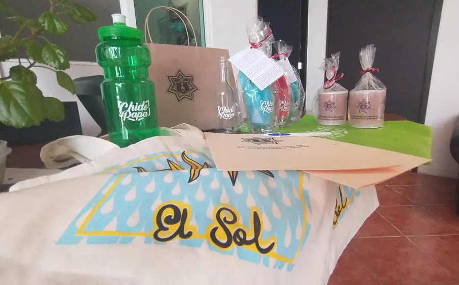 Las personas privadas de su libertad aprendieron las diferentes formas de impresión a través de la serigrafía en playeras, tazas de cerámica, botellas de vidrio y plástico, tarjetas, plumas, bolsas de papel kraft y tela. (Cortesía) 