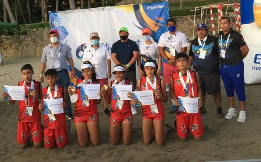 La premiación a los integrantes del equipo y sus entrenadores. 