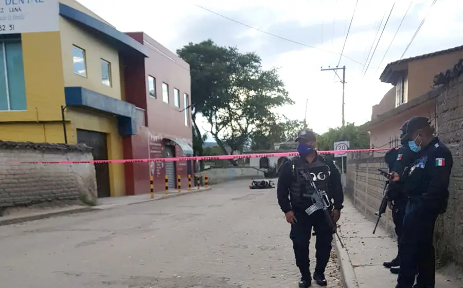 Los delincuentes huyeron, al parecer en una motocicleta.