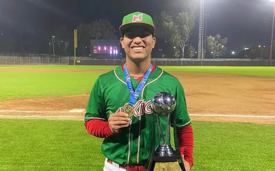 A lado de su papá, Joaquín Martínez López, quien lo acompañó durante el torneo en Tijuana.