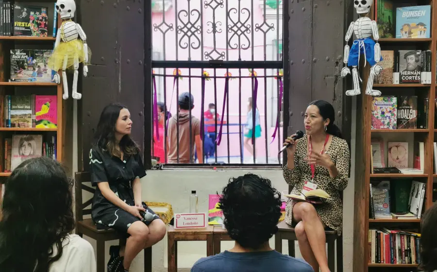 Vanessa presentando su libro.