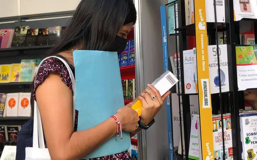 Mujer viendo libros