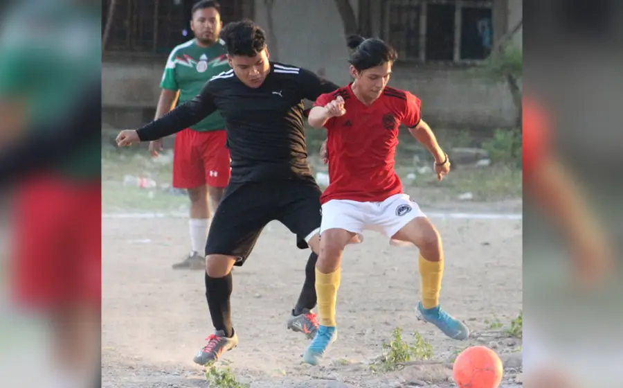En cada espacio del terreno de juego disputan con todo el balón. 