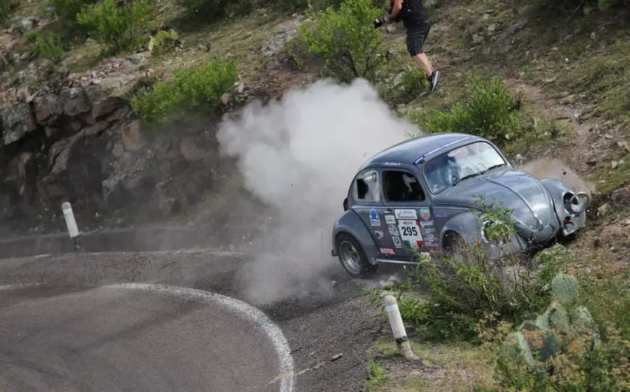 Automóvil sacando humo