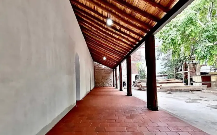 Integrantes del Colectivo por la Conservación de la Casa de la Cultura verifican la reconstrucción en Juchitán.