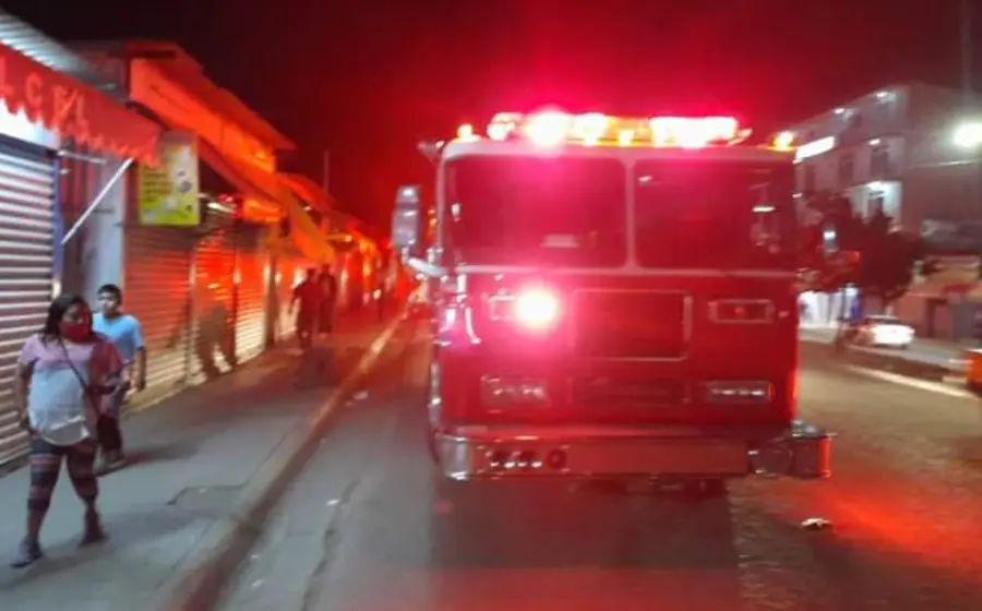 Camión de bomberos, mercado, personas, luces