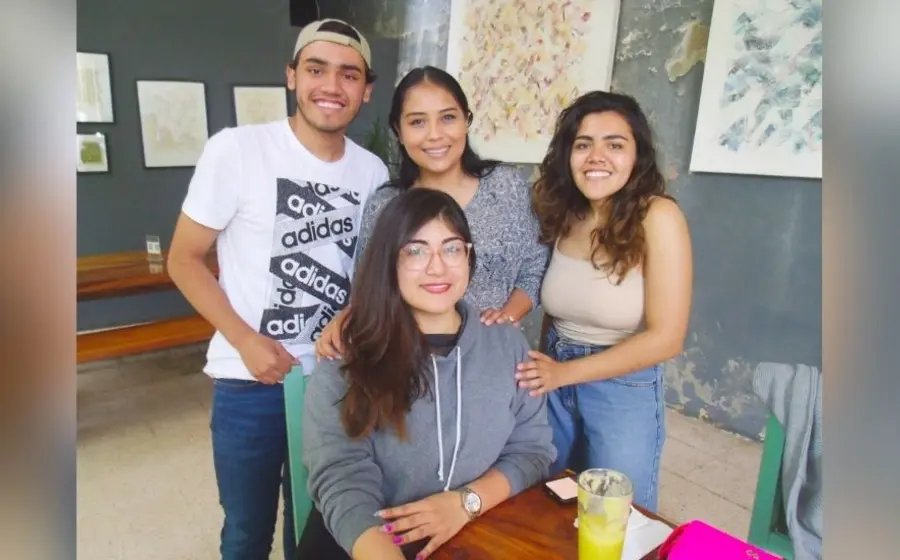 Ingrid acompañada de sus primos