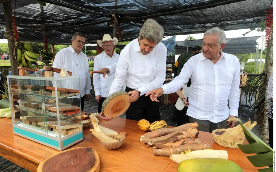 AMLO platicando con John Kerry