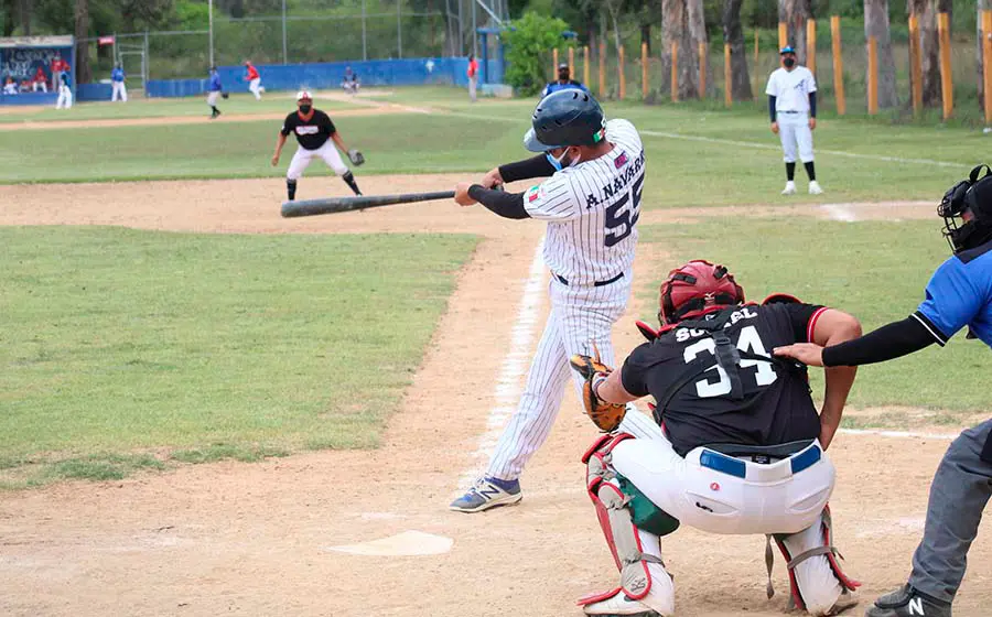 Antonio de Jesús Navarro disparó triple en la victoria de Bravos.