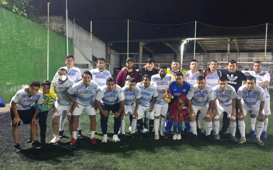 Michelob Bar luce el trofeo que conquistó en La Reta.